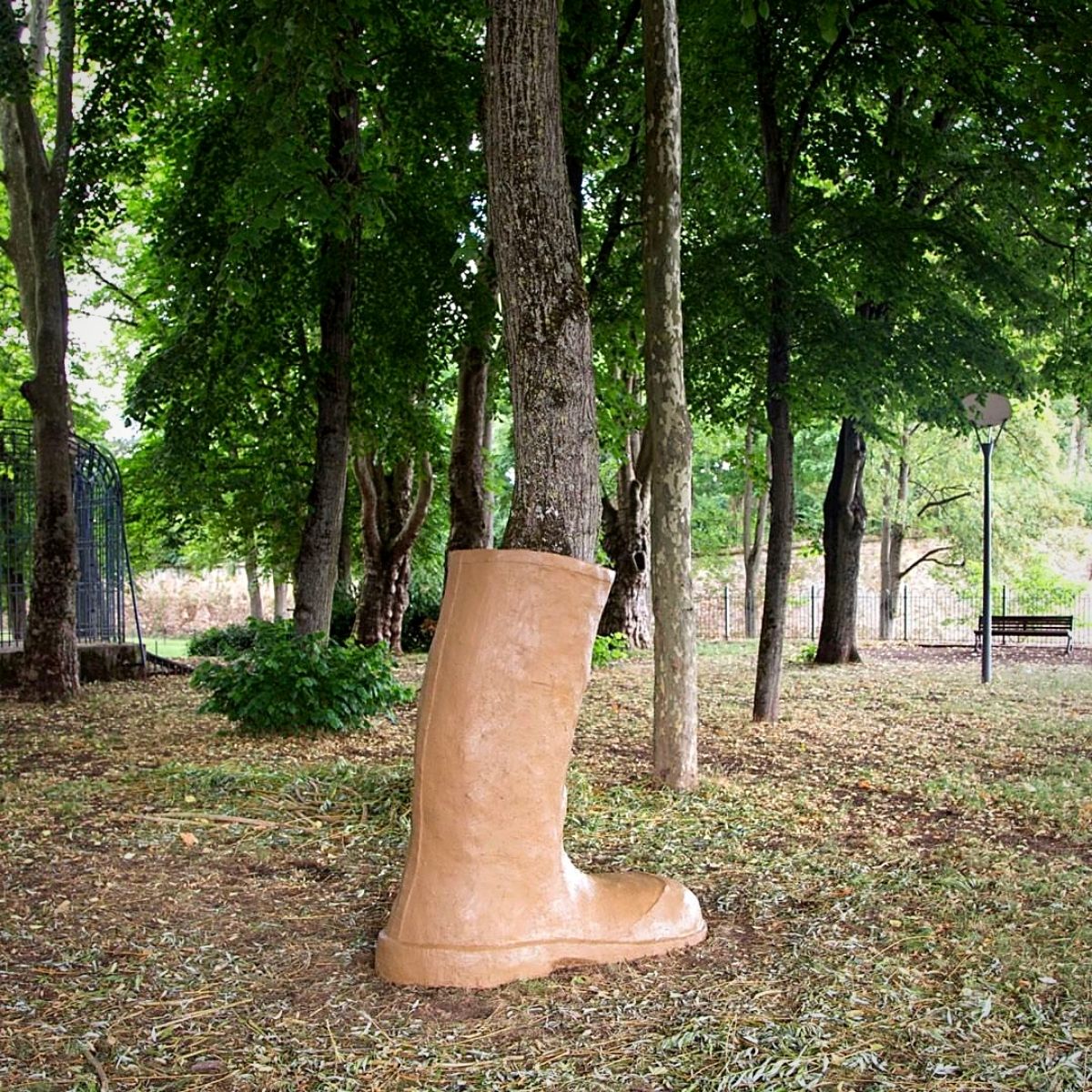 Estelle Chretien Les Pieds au sac anthropomorphic art