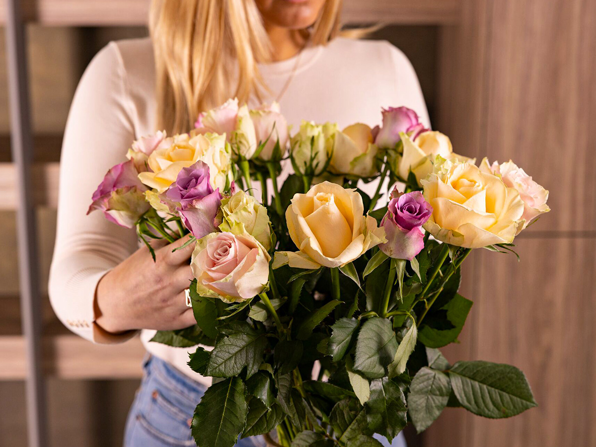 Euroflorist arranging rose bouquet