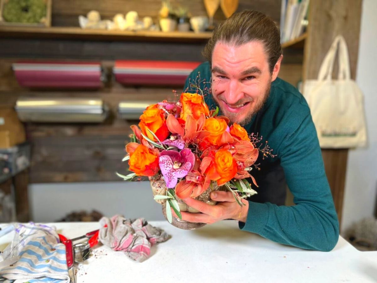 Tobias der Blumenmann creates arrangement with Rose Fire Tobias der Blumenmann creates arrangement with Rose Fire