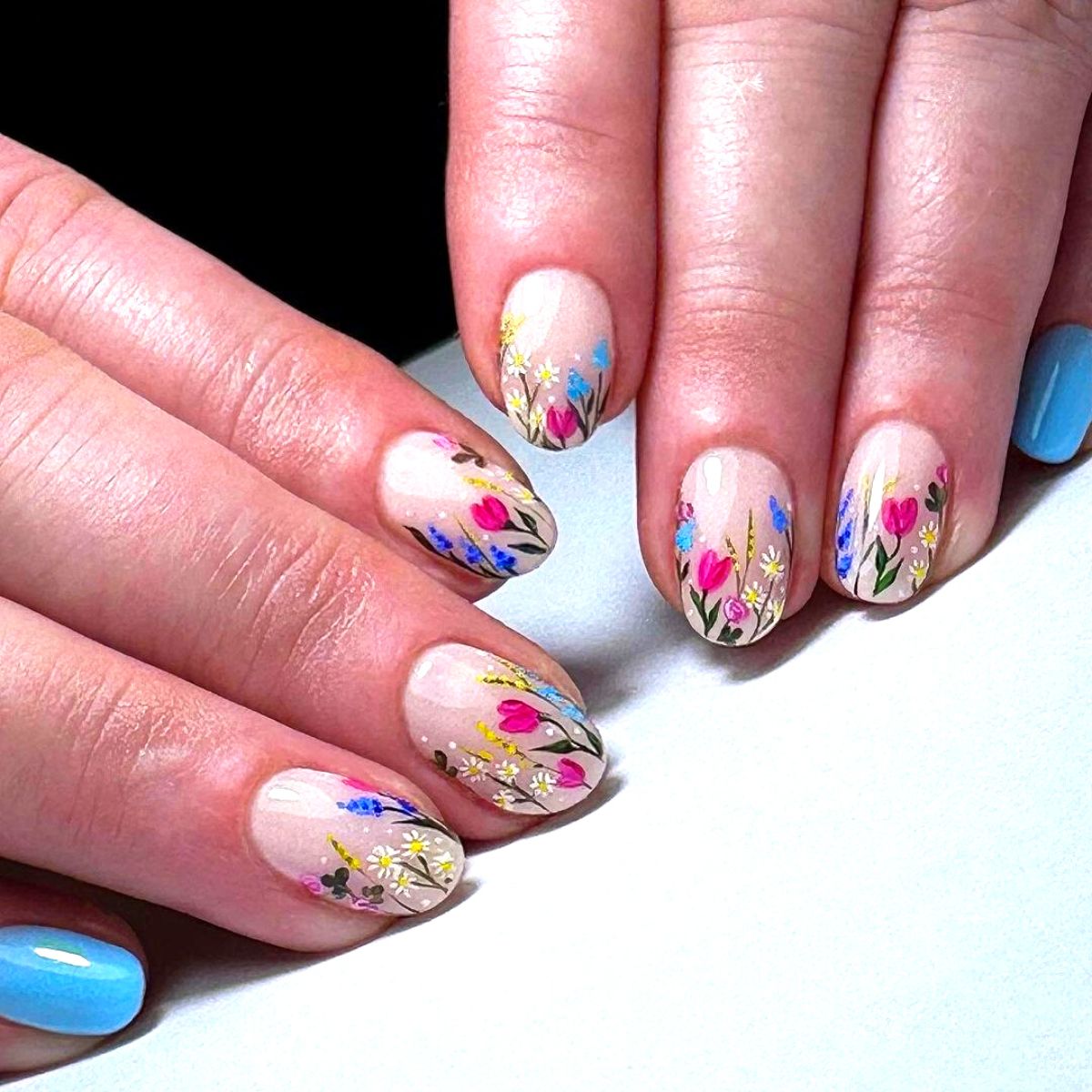 Out with spring and in with summer with flowers on nails