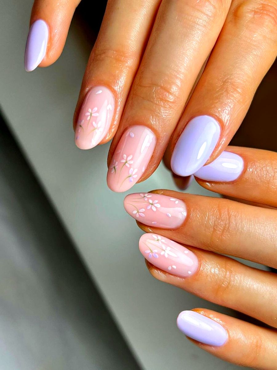 Pastel delicate flower manicure