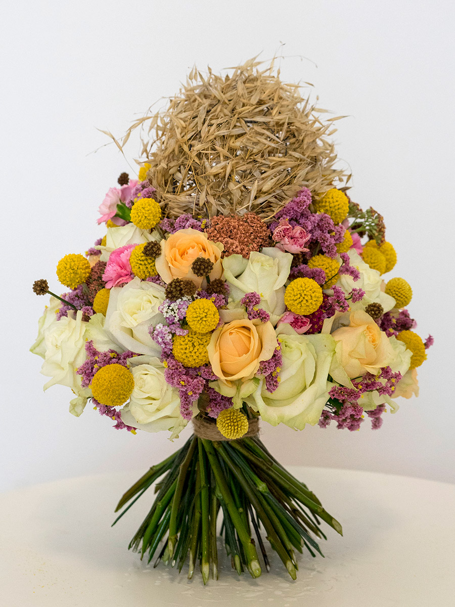 Arteflorando Rose White Naomi and Scabiosa bouquet