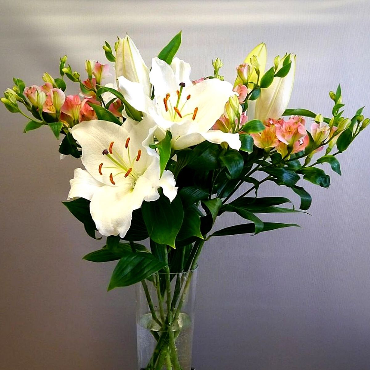 Express Your Creativity With The Enchanting Alstroemeria Blooms
