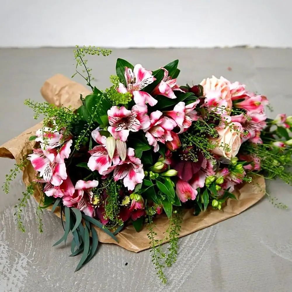 You can creatively create unique floral arrangements with Alstroemeria flowers
