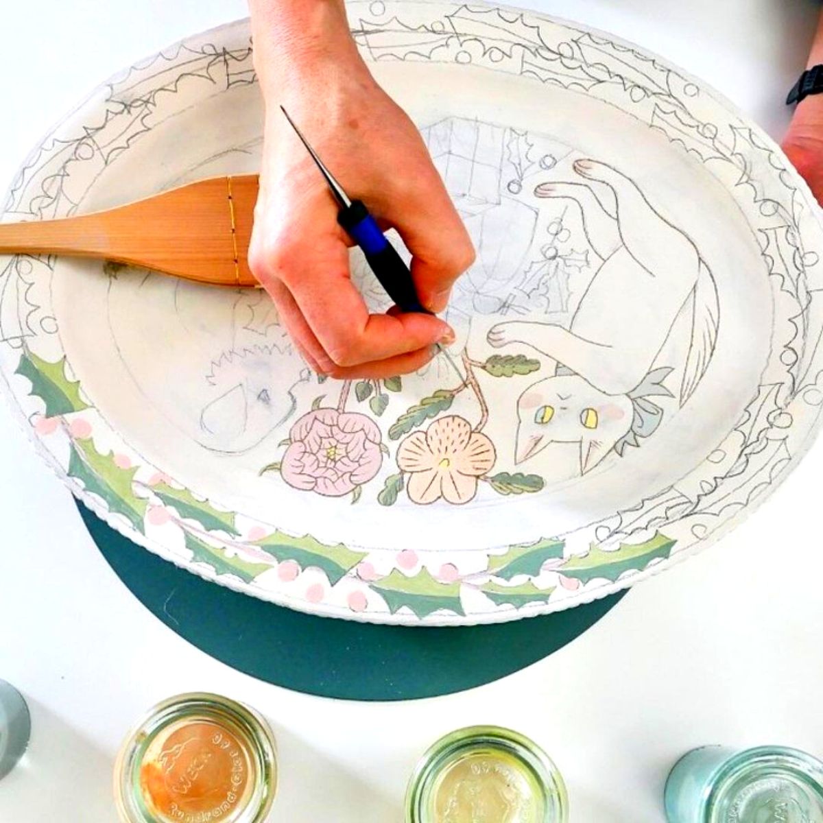 Makoto Kagoshimas process while doing ceramic plates