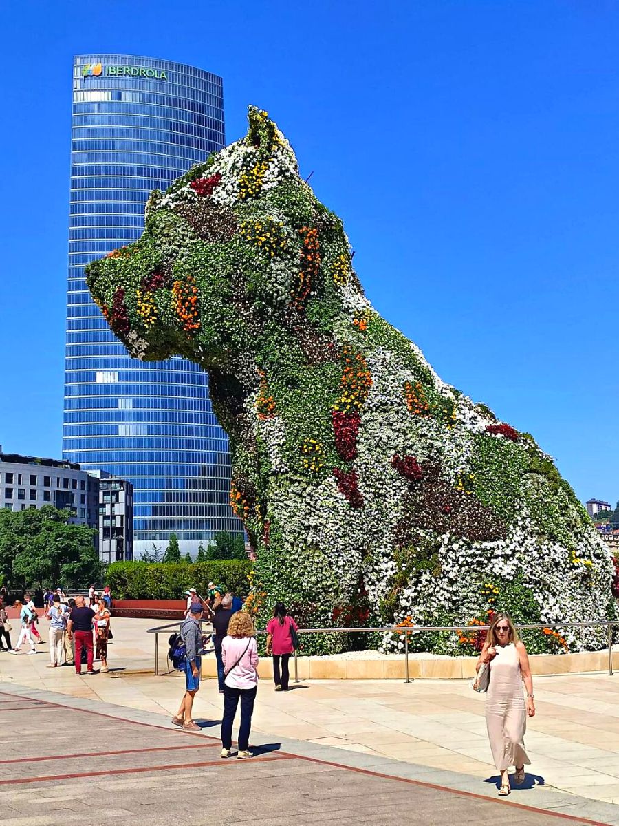 Puppy sculpture by Jeff Koons