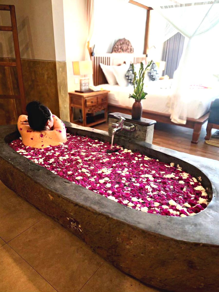 Rose petals in the bathtub benefits will blow your mind - Arad Branding