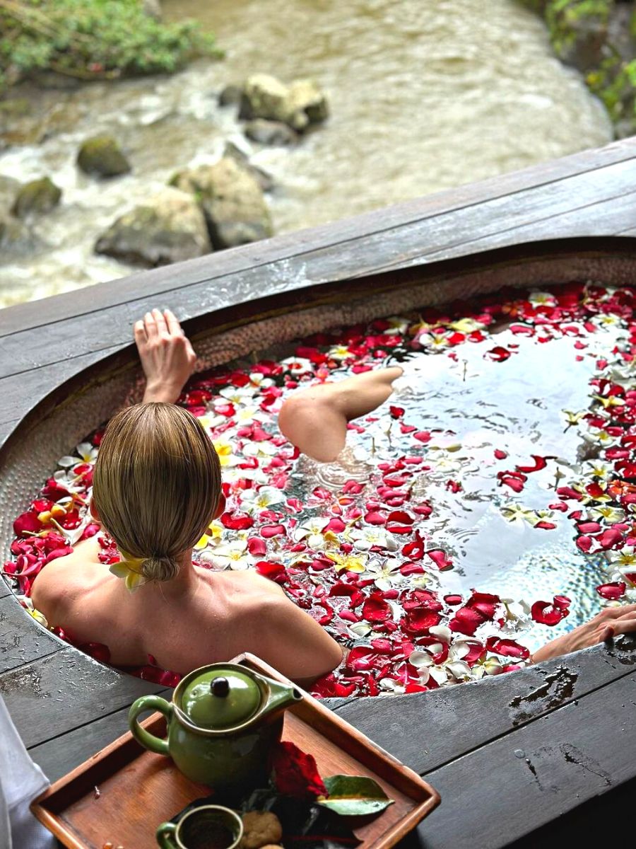 Rose petals in the bathtub benefits will blow your mind - Arad Branding