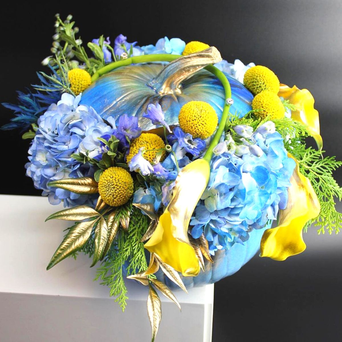 Some of Lea Romanowskis floral art