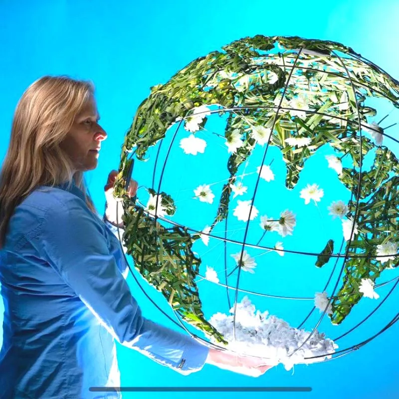 Lea Romanowski holding a globe with flowers