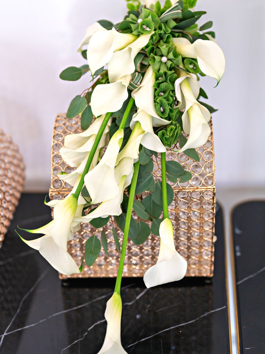 Decoration with white callas for a wedding