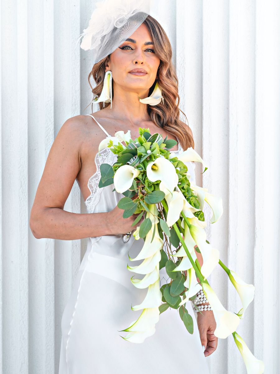 Different ways of using white calla lilies