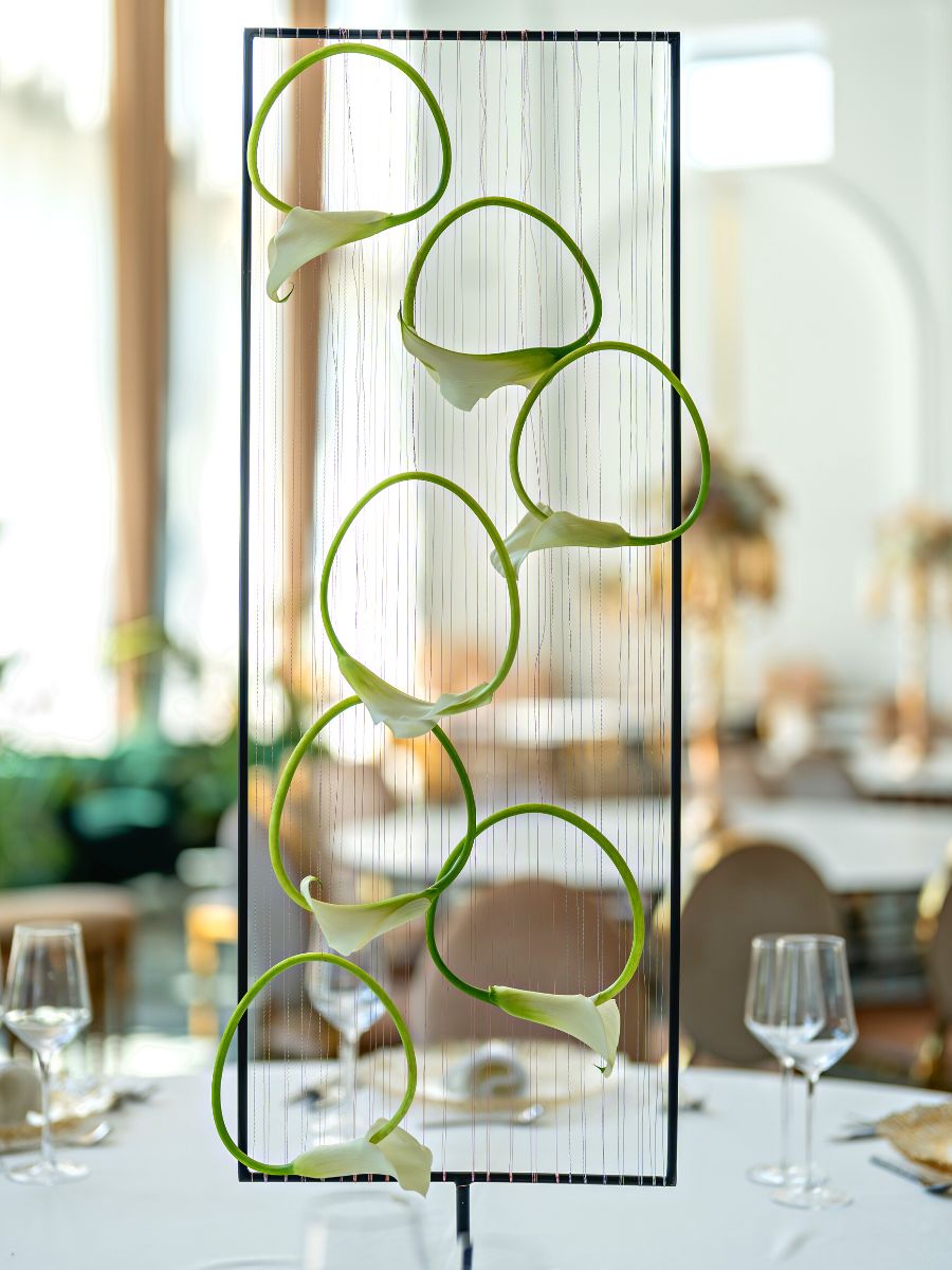 Table center with white callas