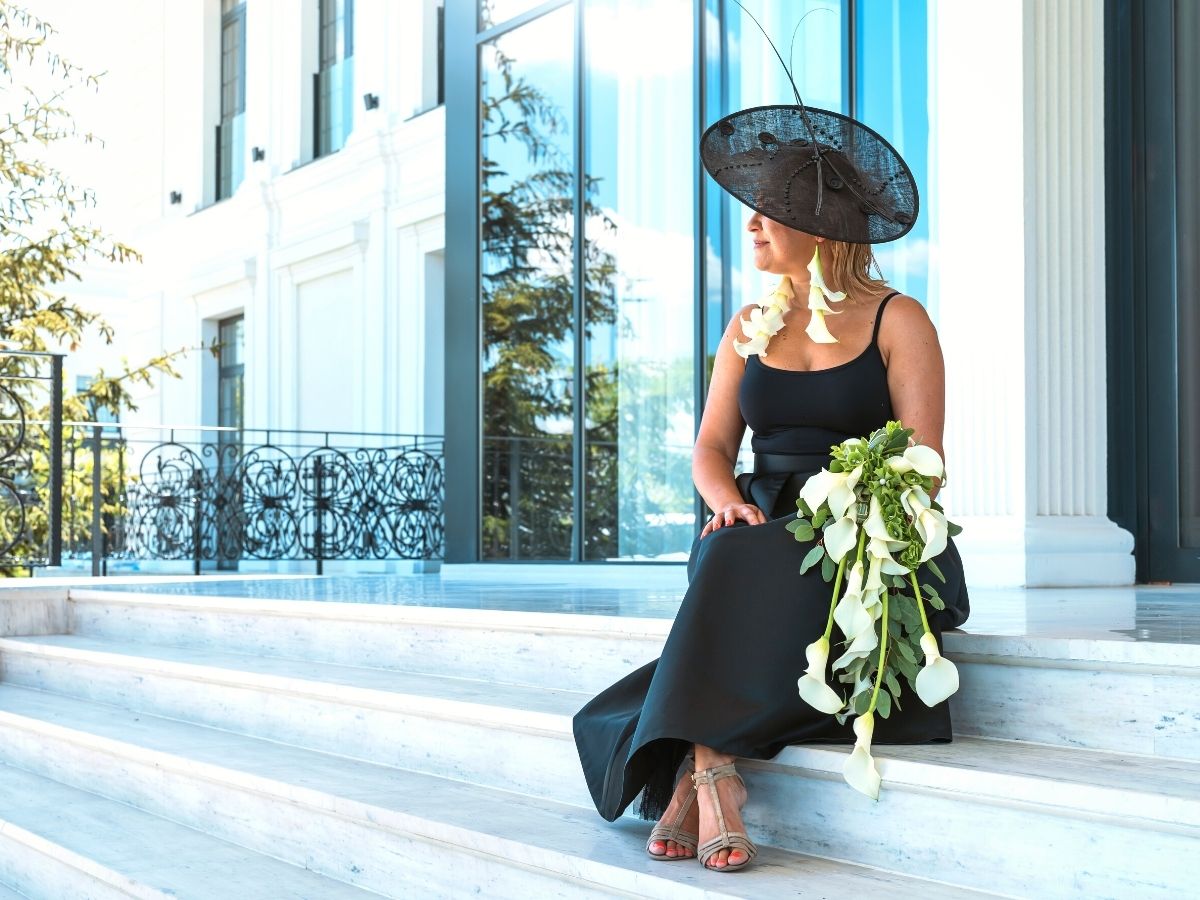 Contrast of black dress with white callas