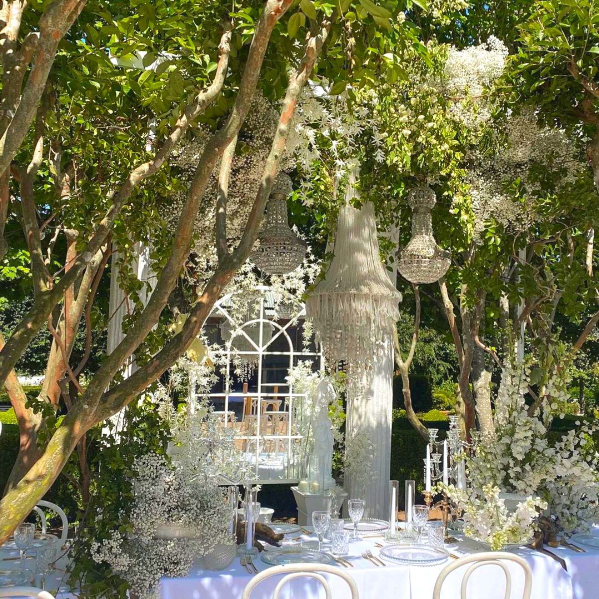 Wedding decoration using white flowers