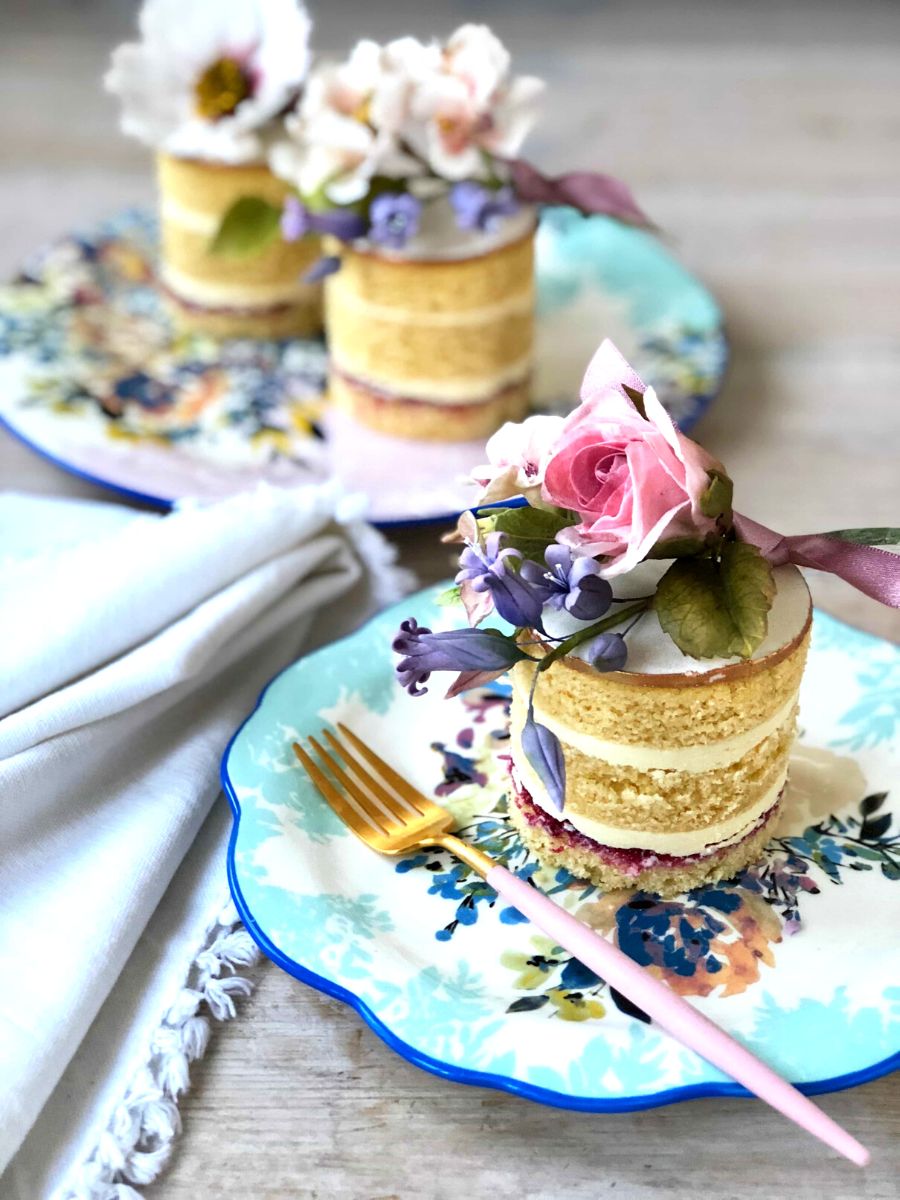 Miniature cakes with flower detail