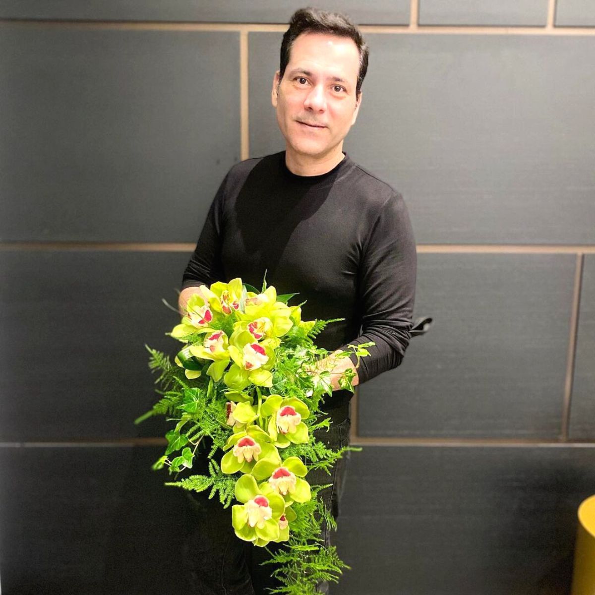 Alejandro Figueira with a cascading bouquet