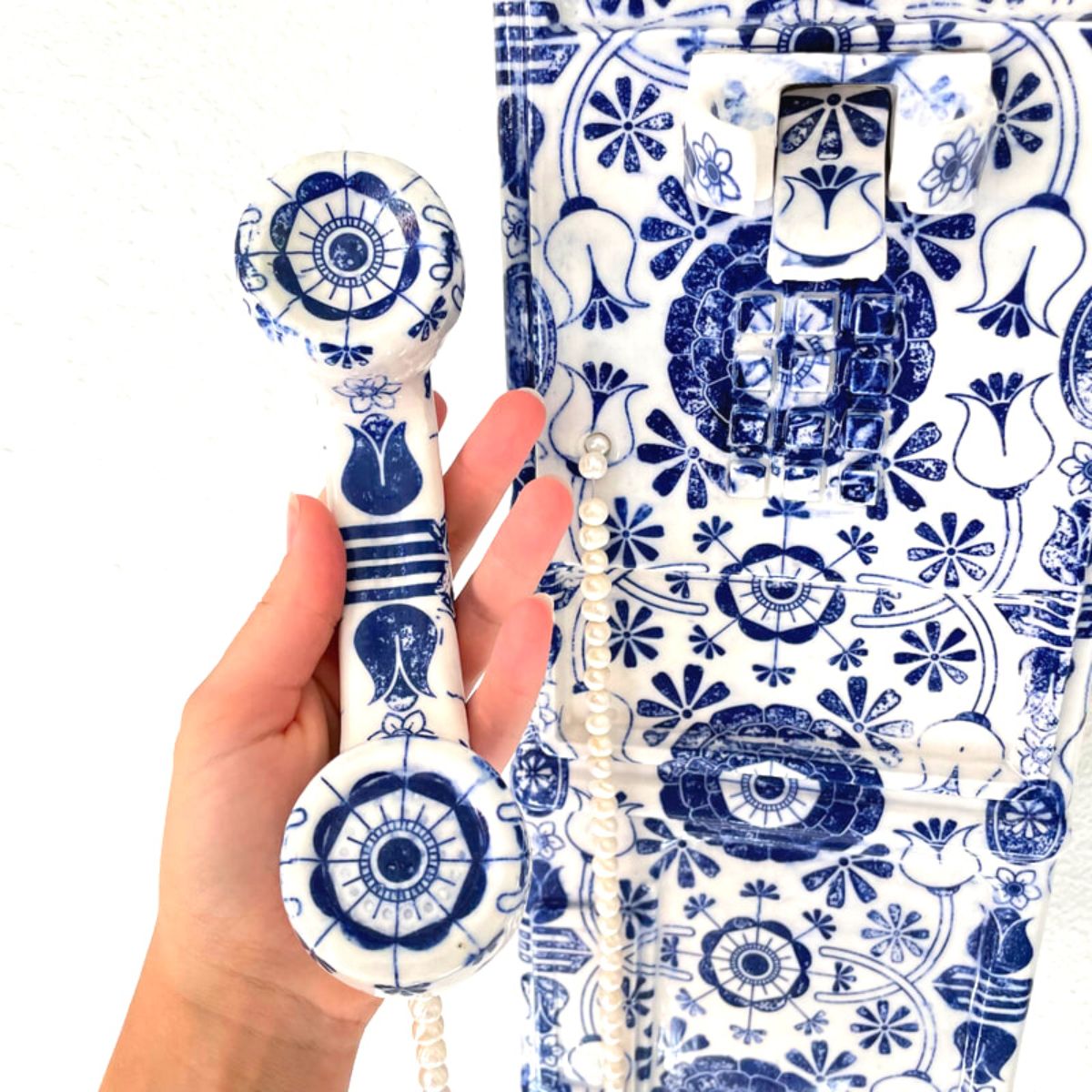 Telephone booth with Chinese porcelain display