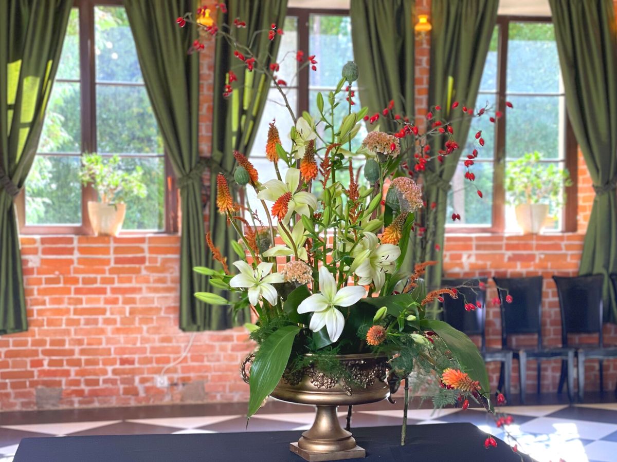 Gorgeous floral arrangement using lily varieties