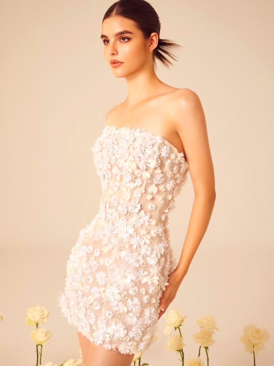 Short bridal dress with details of flowers