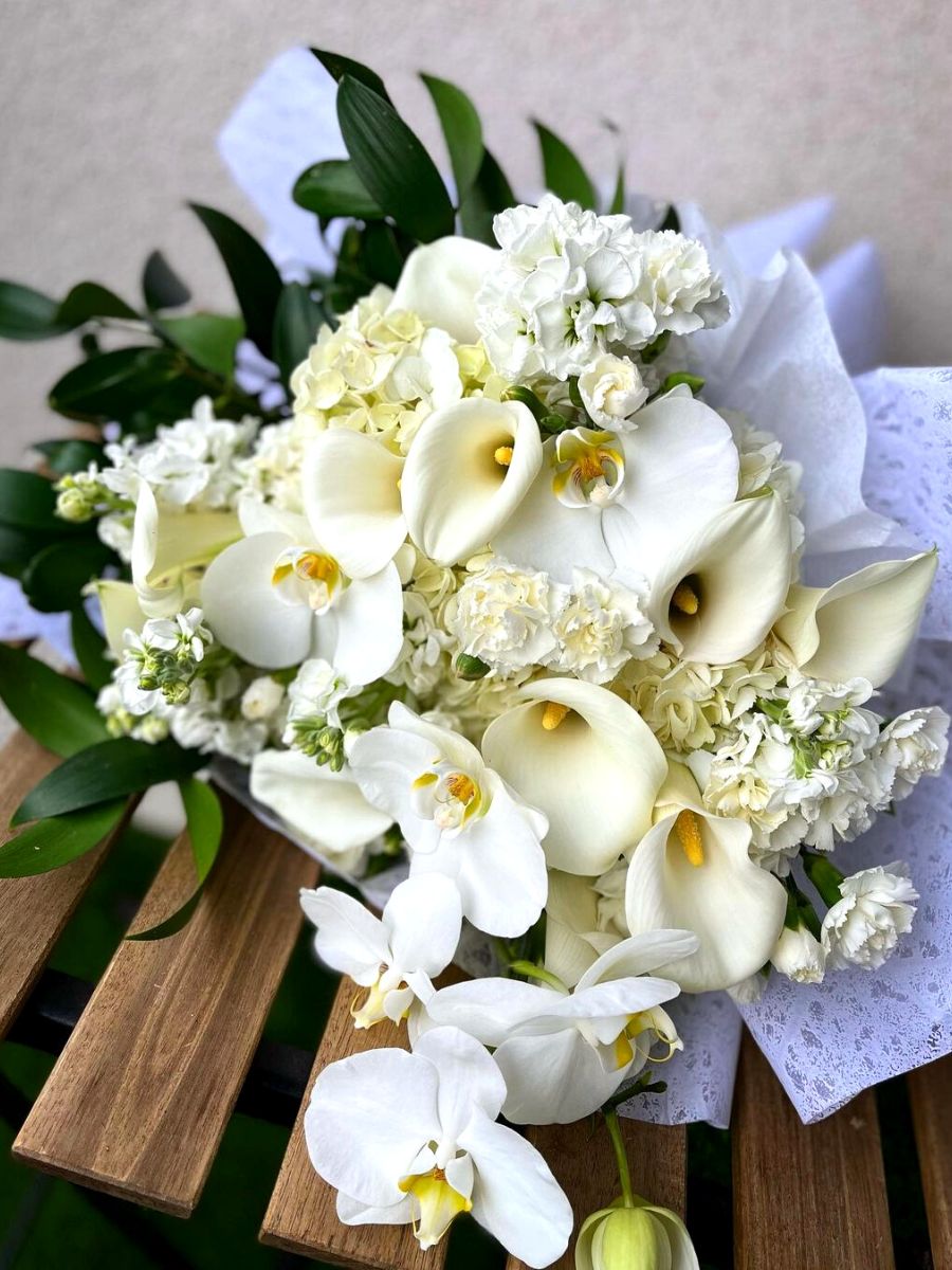 The perfect white calla wedding bouquet