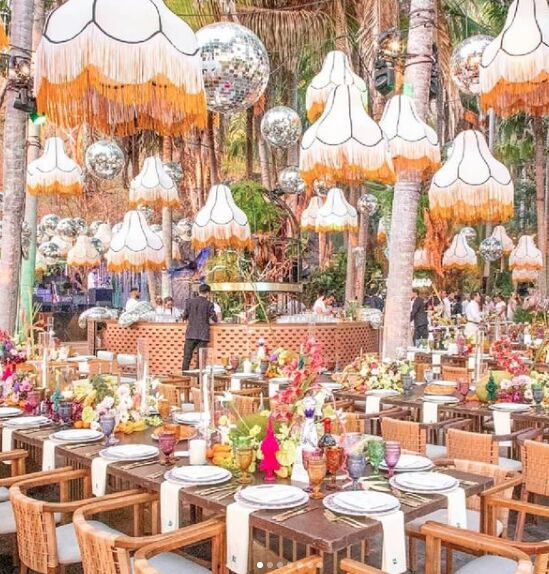 who loves this lush jungle greenery with vibrant blooms? Credit @mauriciokirschner @houseofkirschner