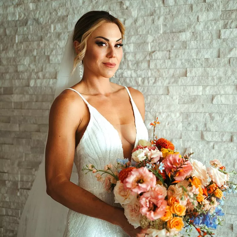 Bride with bouquet by Yamile Bulos