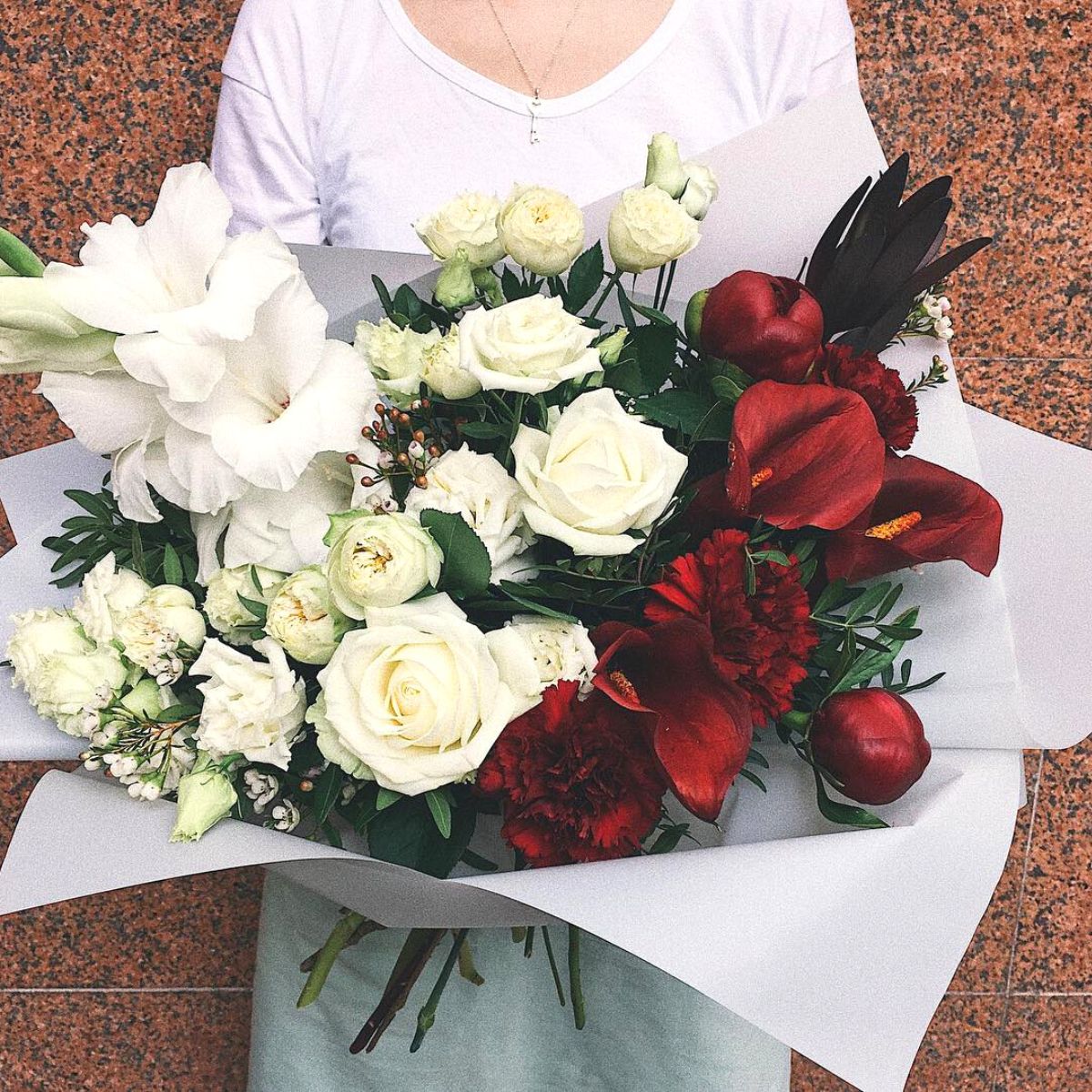 Combination of red callas with white flowers