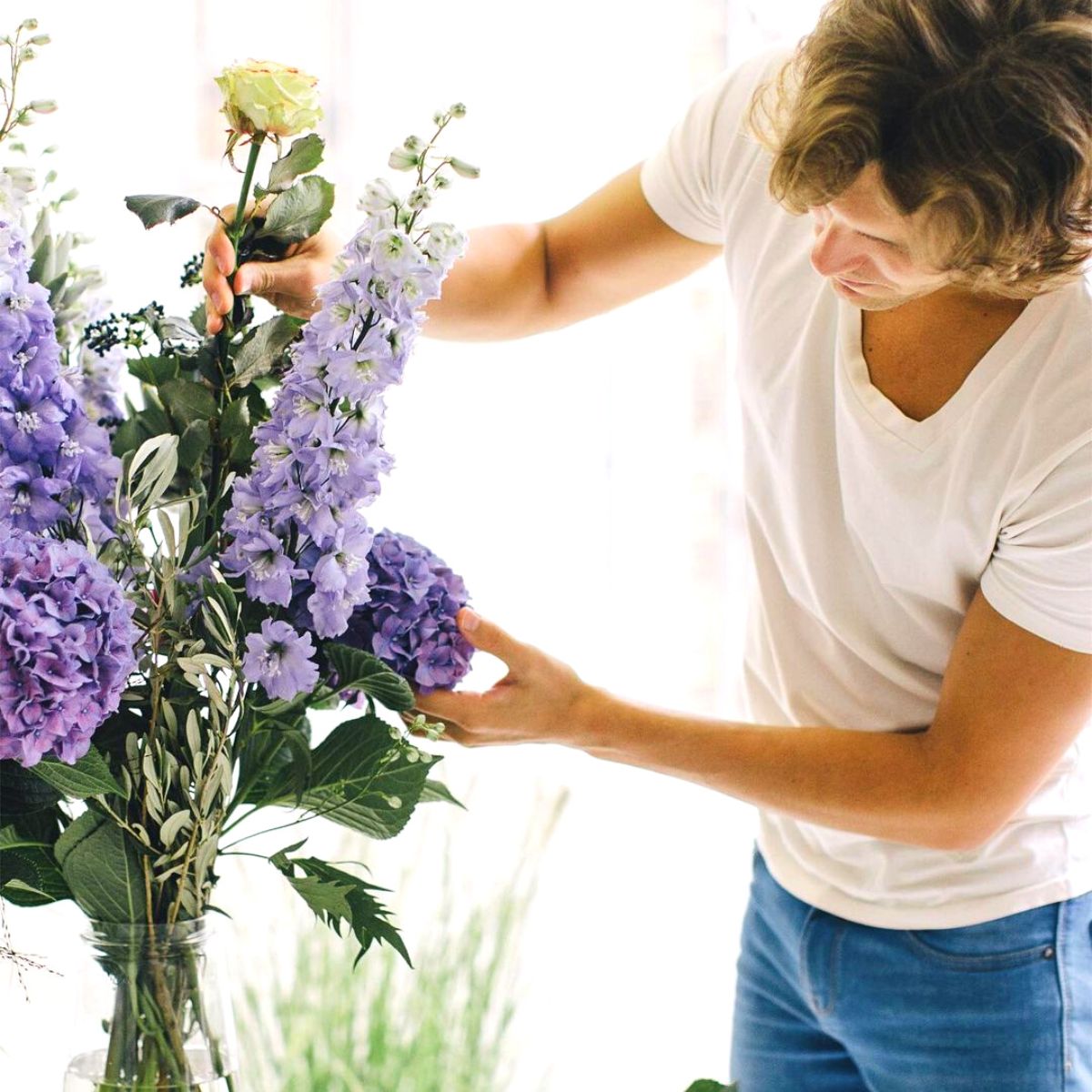 Dennis Kneepkens arranging flowers