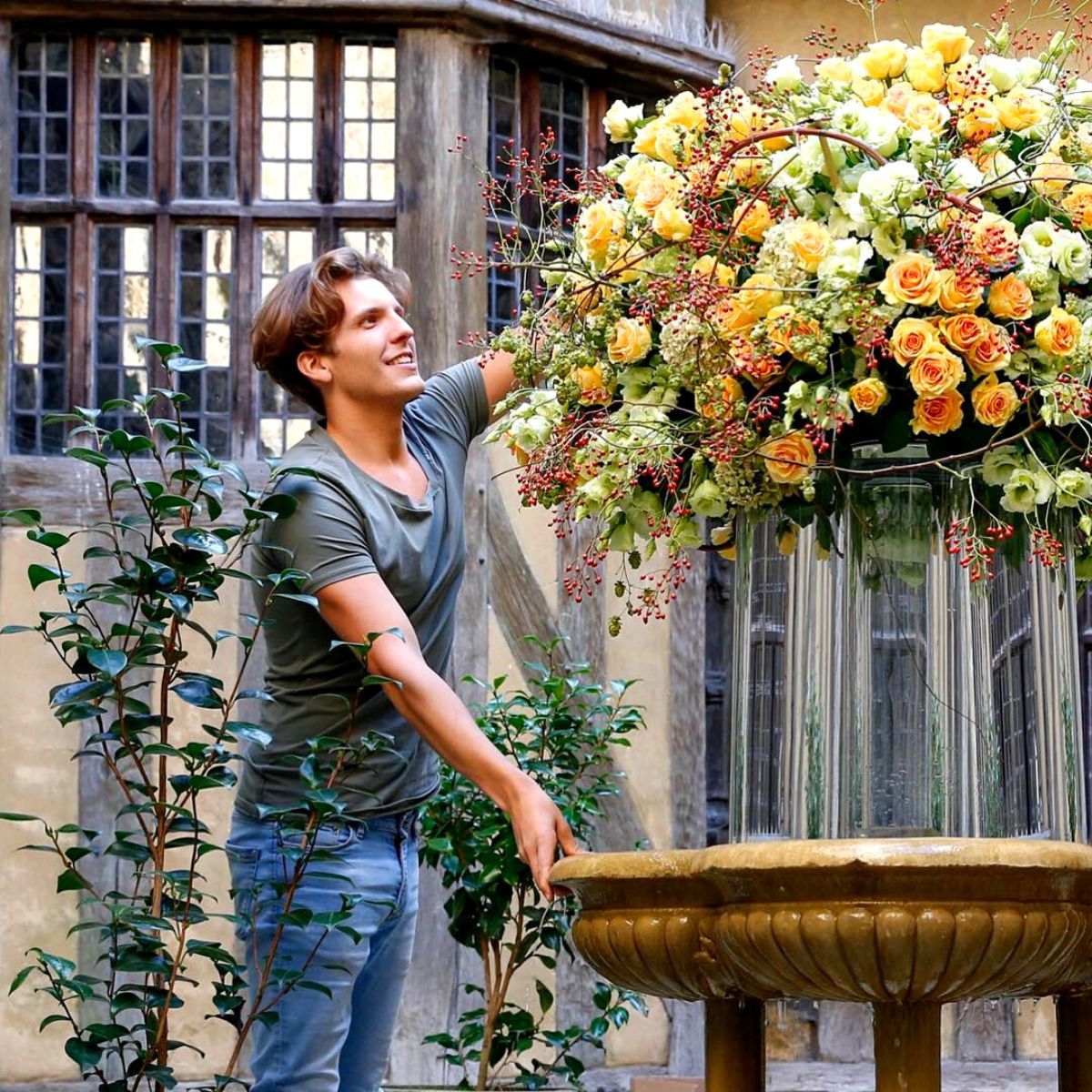 Dennis Kneepkens arranging a floral design