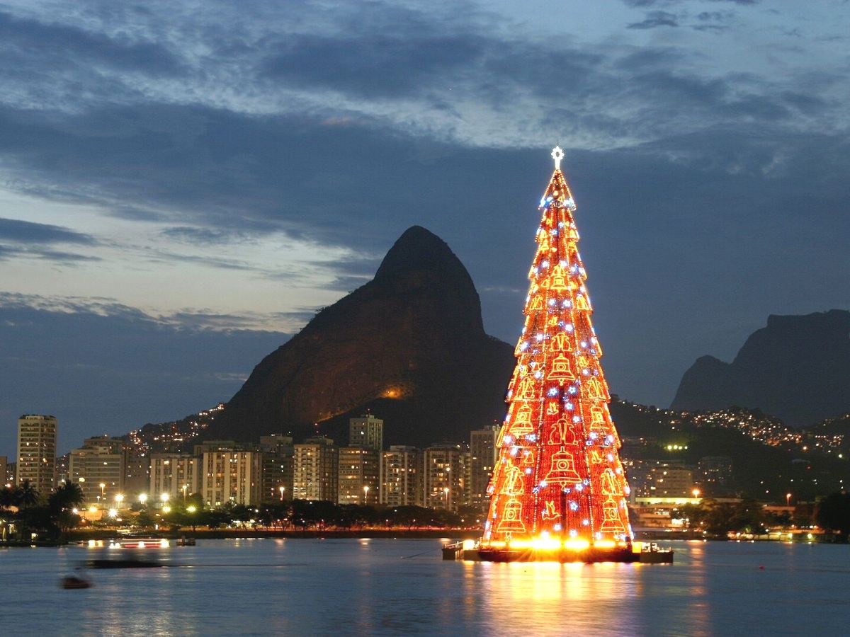 Rio de Janeiros floating Christmas Tree