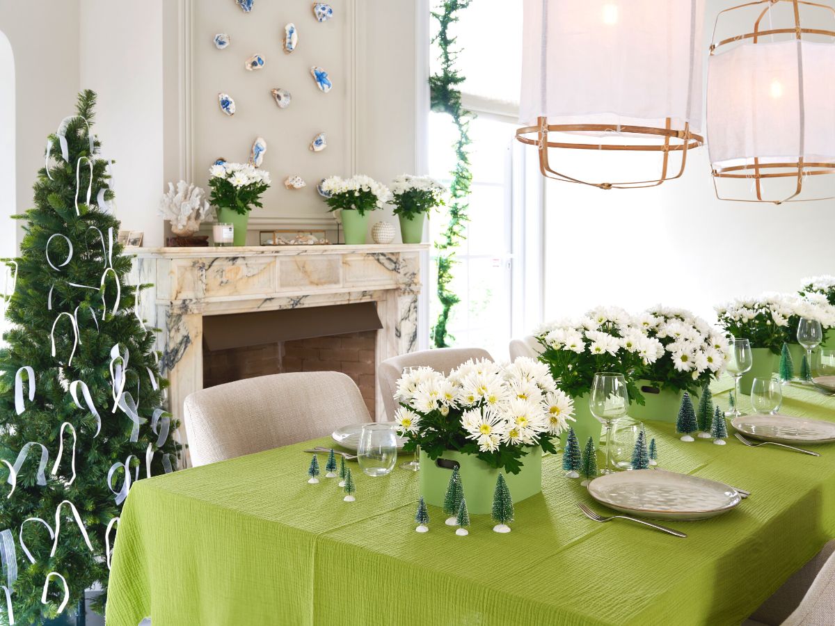 The perfect white tablescape with white mums