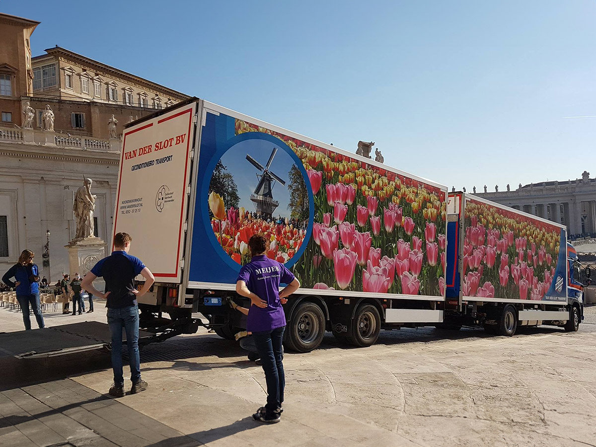 Dutch flowers arriving in the Vatican