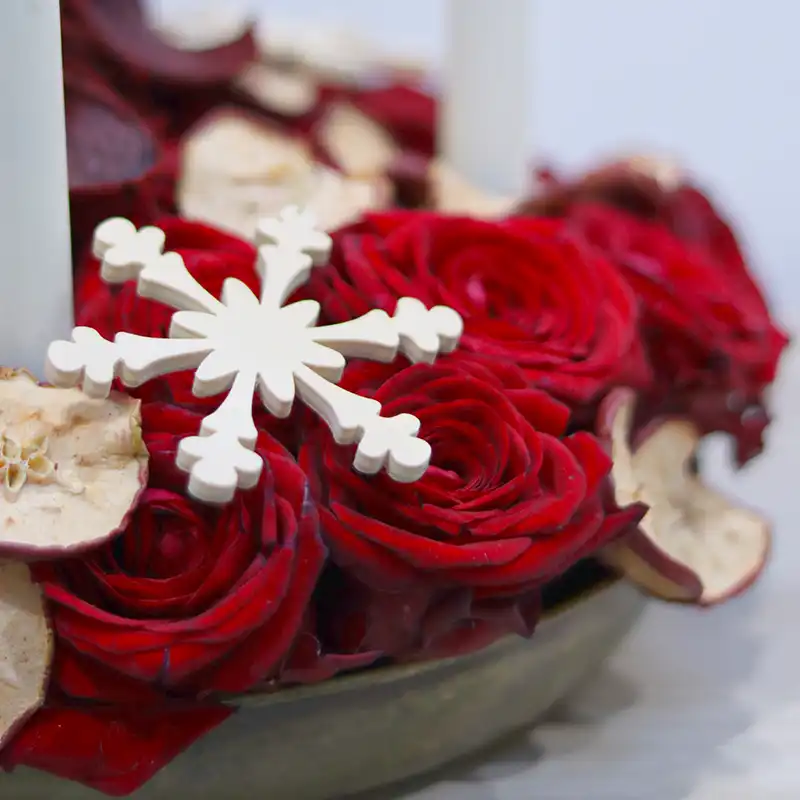 Porta Nova’s Rose Red Naomi Brings Out the Christmas Cheer and Warmth in Floral Bouquets