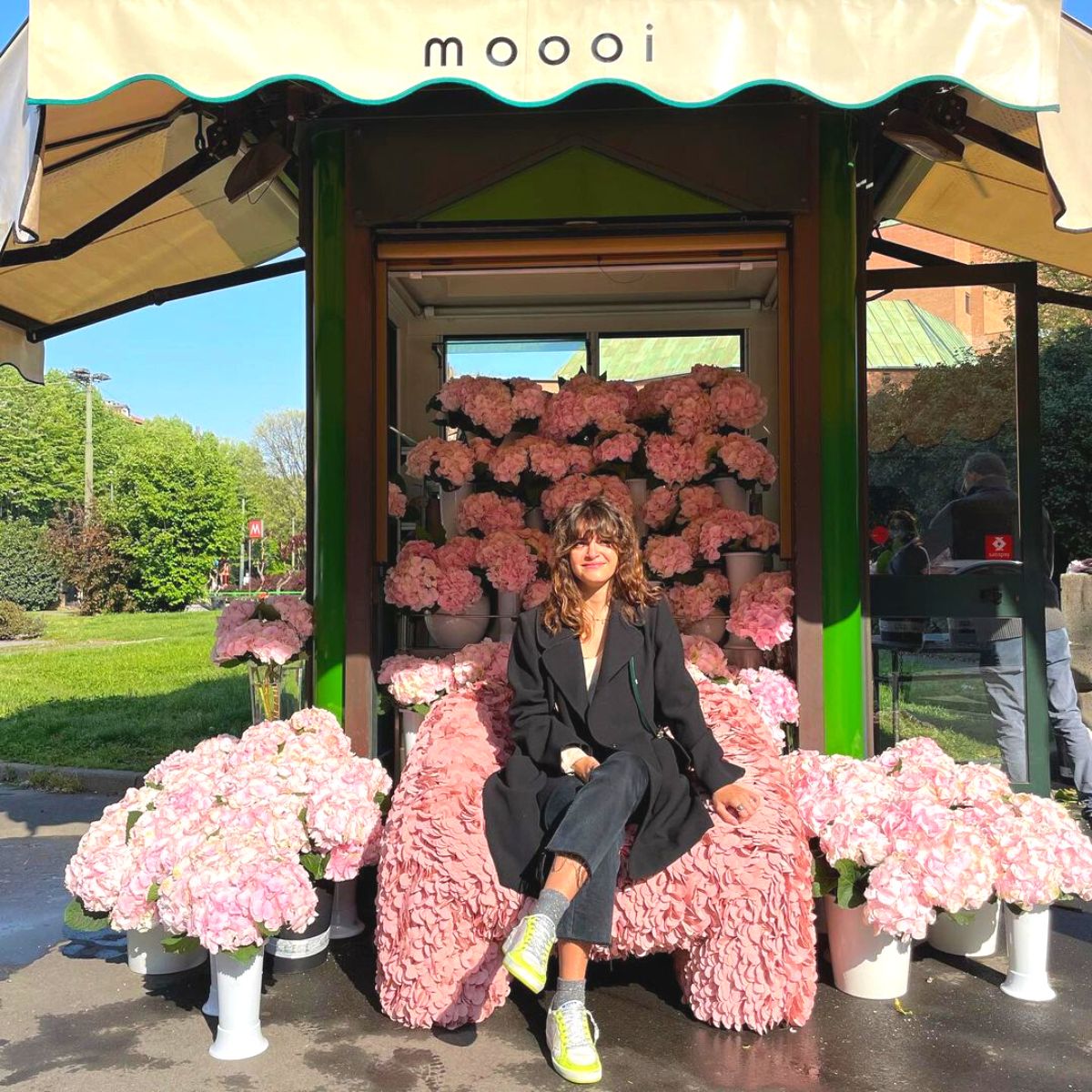 Moooi flower shop featuring the pink hortensia chair and hydrangeas
