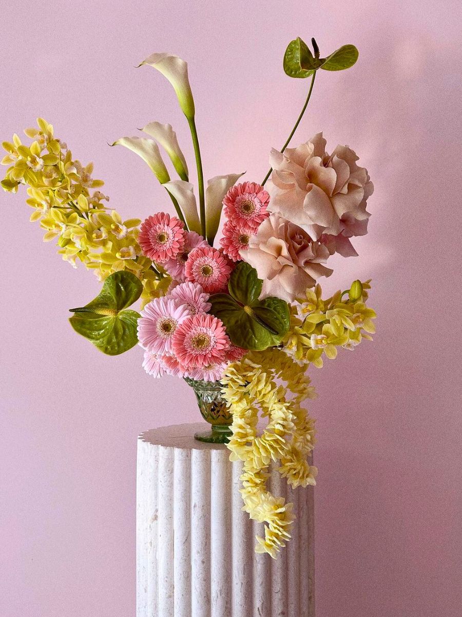 Arrangement with pastel and bright colors