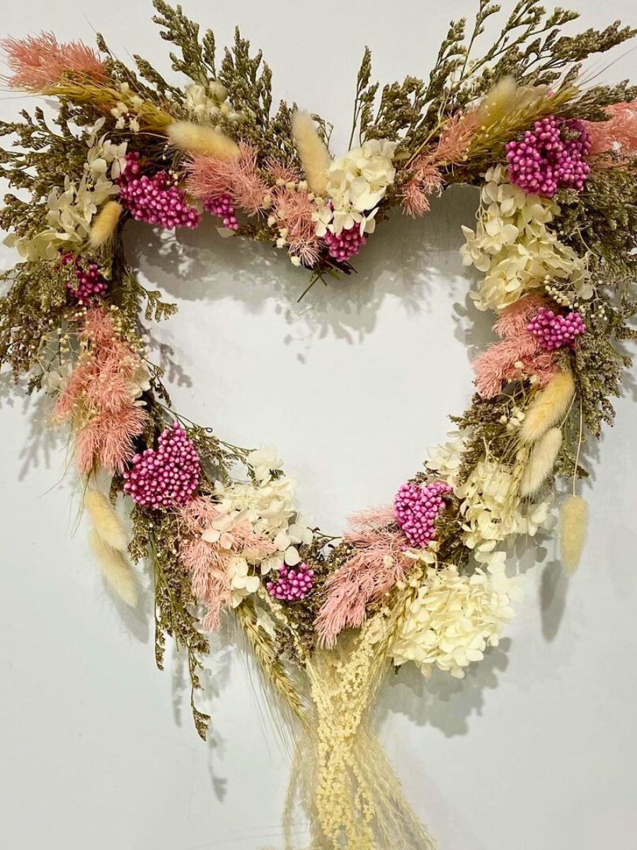 Dried and preserved flower heart wreath