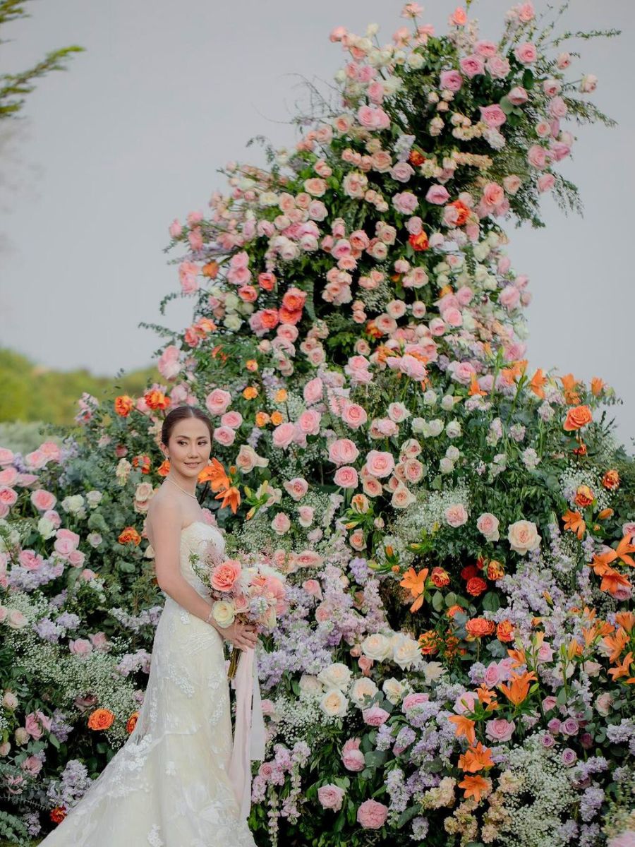 Wedding decor with colorful roses