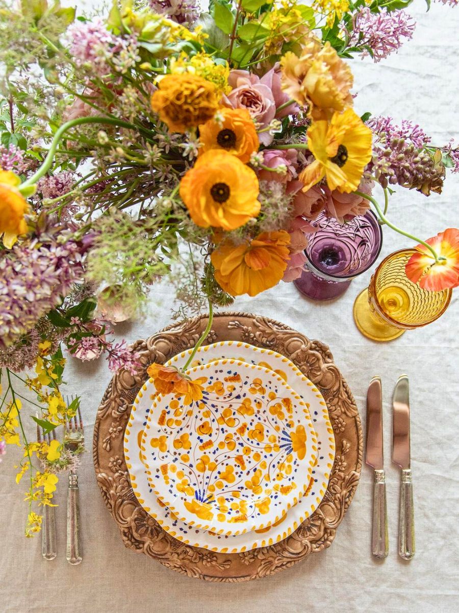 Yellow vintage China and yellow florals to decorate table