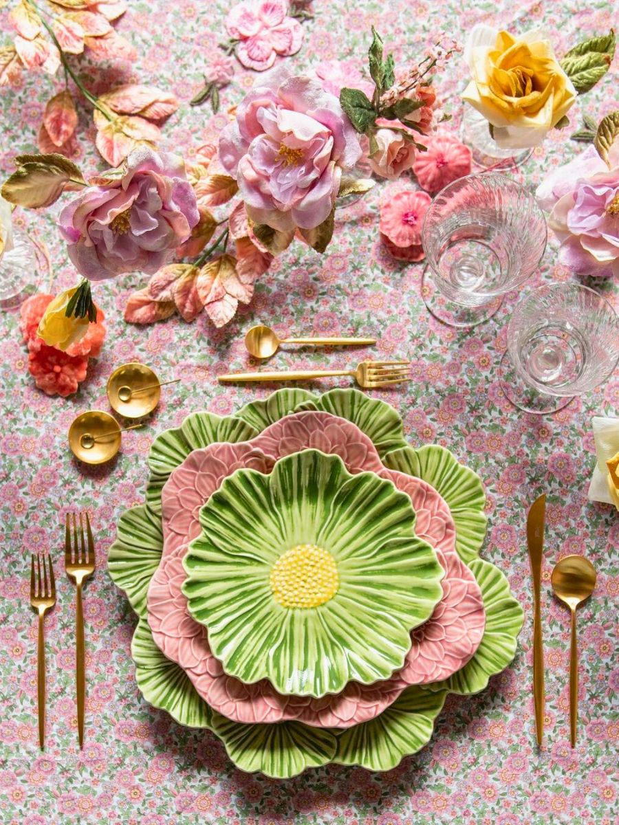 Combination of green and pink china and flowers by Casa de Perrin