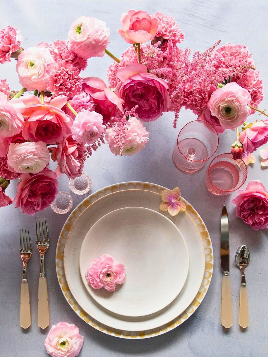 An all pink floral creation for a table by Casa de Perrin