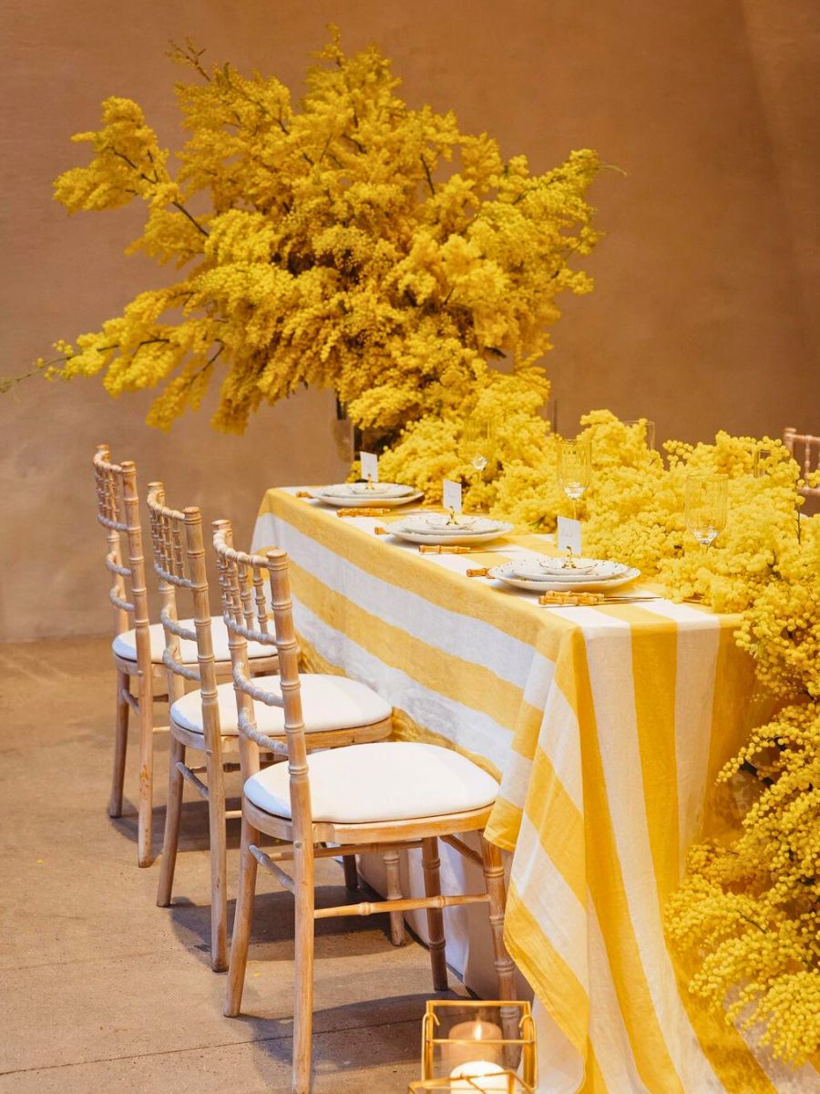 How to use mimosa flowers for a table decor