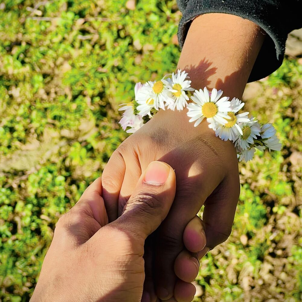 Couple holding Daisy flower