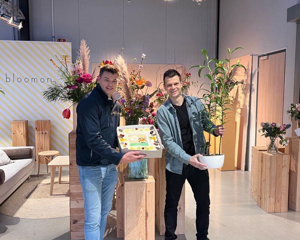 Levi Evers from Bredefleur handing over the price to Bloomon