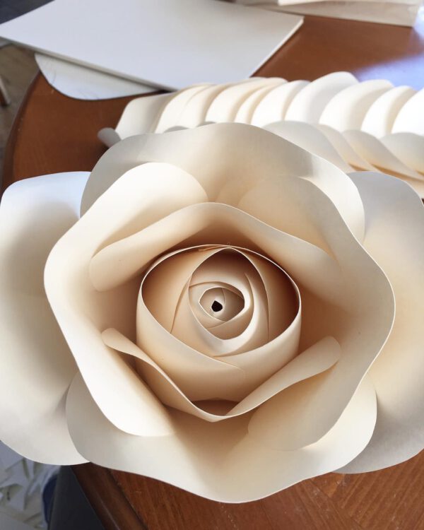 Insta-Worthy Paper Flower Walls to Swoon Over - new york paper flowers - article on thursd - The making of a vanilla rose