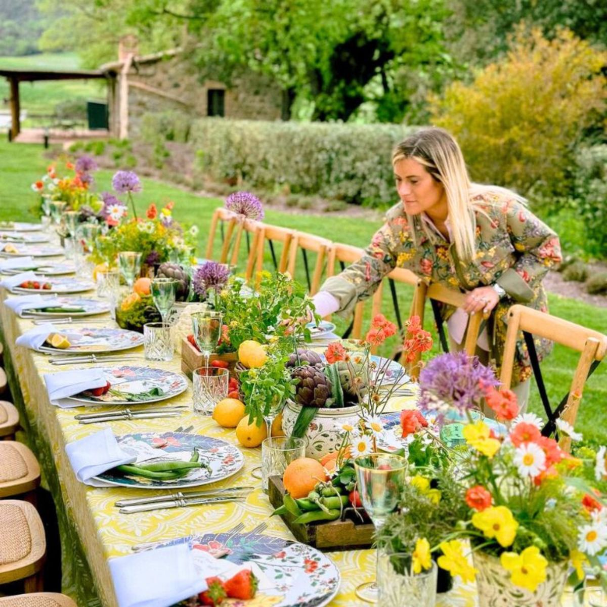 Table arranging with flower designs