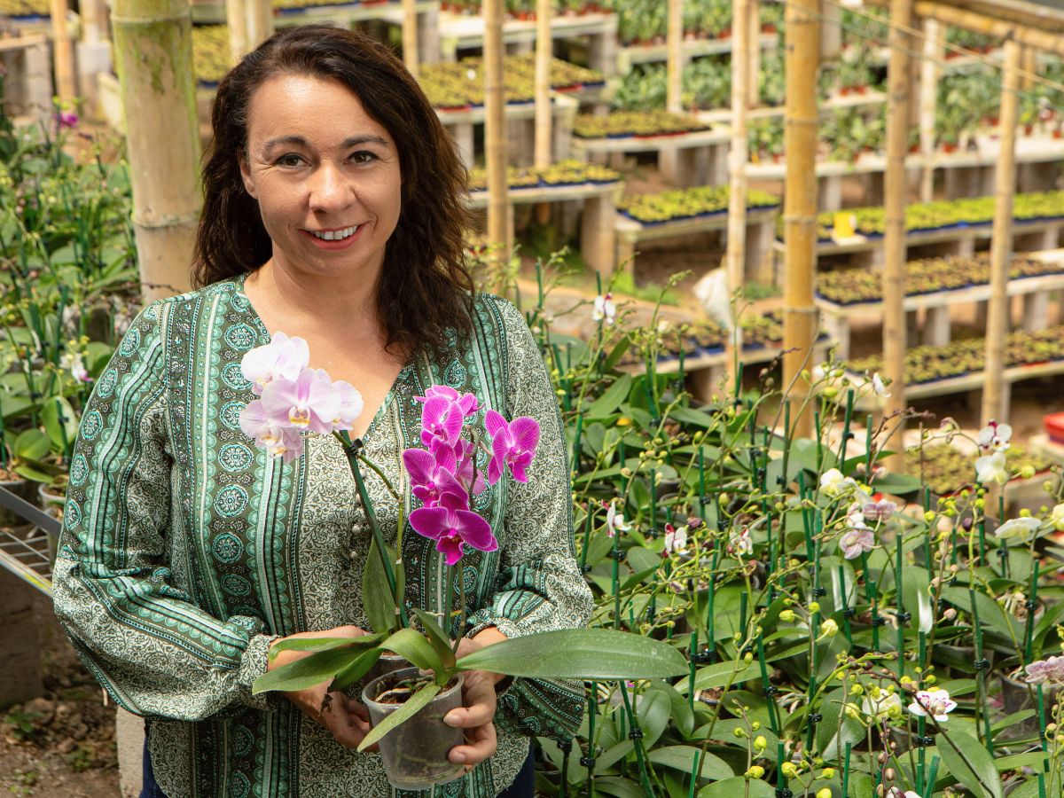 ConAn Multiflors Judith Plitman with orchids