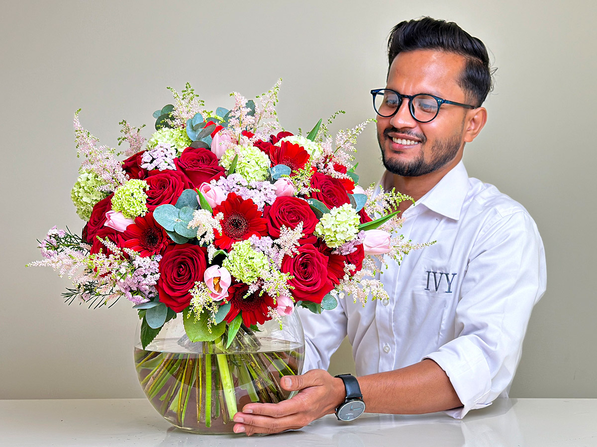 Kazi Sagar Red Naomi roses round bouquet