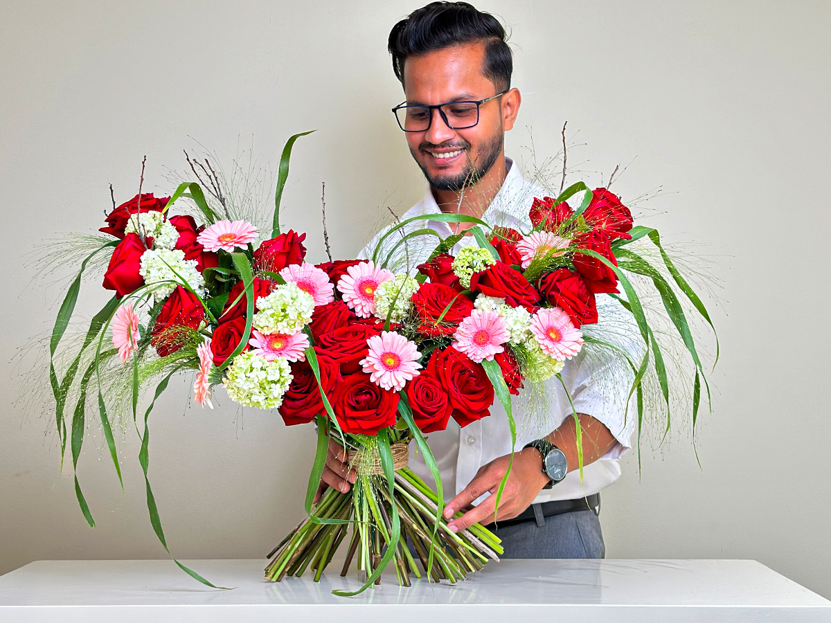 Kazi Sagar Red Naomi roses crescent bouquet