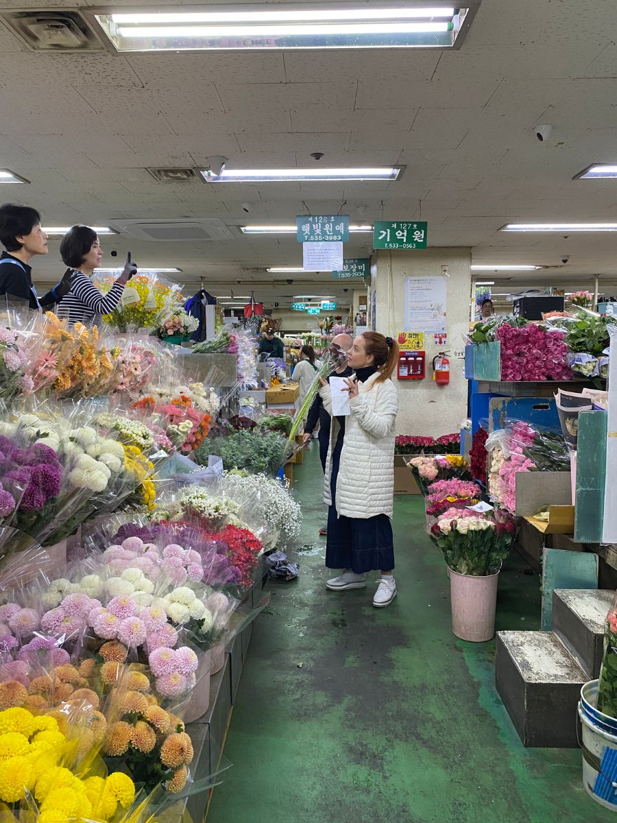 Jenny Thomasson at Seoul Flower Market